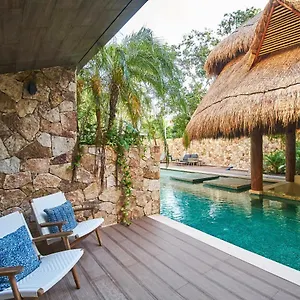 Luxury Poolside Gem With Pool, Jacuzzi & Gym Apartment